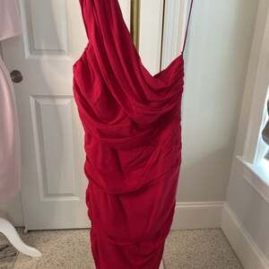 Badgley Mischka Draped One Shoulder Ruched Cockail Dress in Red